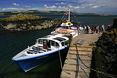 Las barcas llegan a la isla de St. Inchcolm.