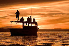 Una barca surca el Lago Malawi.