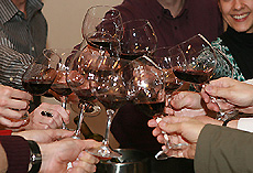 Un efusivo brindis.