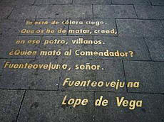 Fuenteovejuna escrito en el suelo.