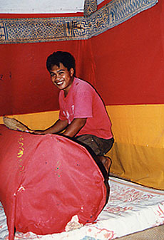 Ragan impiando el cad�ver de su abuela.