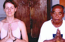 Elizabeth Gilbert con su gur�, Ketut Liyer.