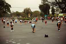Aerobic colectivo en el parque.