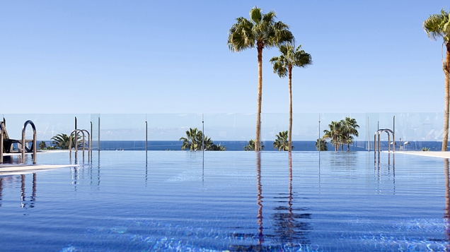 Si miramos al horizonte, las aguas de la piscina <em>Infinity</em> parecen fundirse con las del oc�ano Atl�ntico