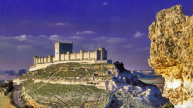 El Castillo de Pe�afiel, que acoge el Museo del Vino.