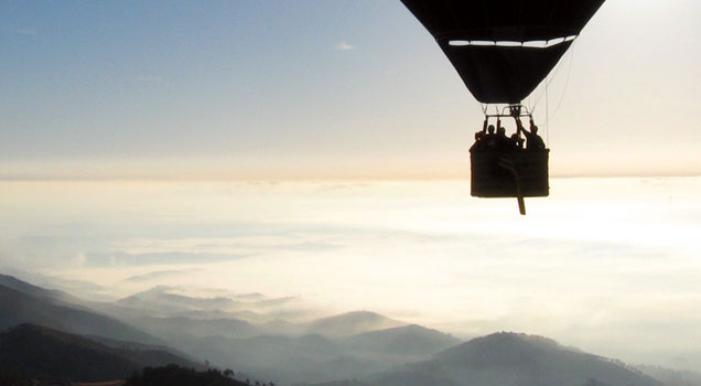 Vuelo en globo por Barcelona, una de las actividades que puede contratarse en Booking Experiences.