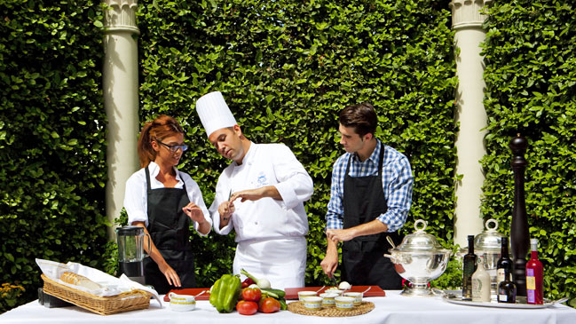 Las nuevas tapas del hotel Ritz junto a una estampa 'pet-friendly' y una de sus clases de cocina en la terraza.