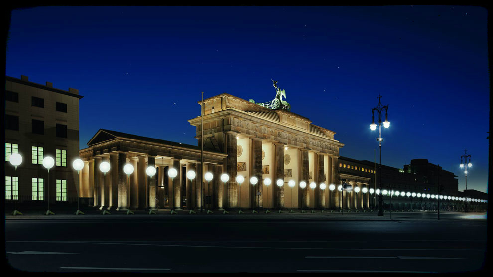 Visión nocturna de la emblemática Puerta de Brandemburgo de la capital alemana.