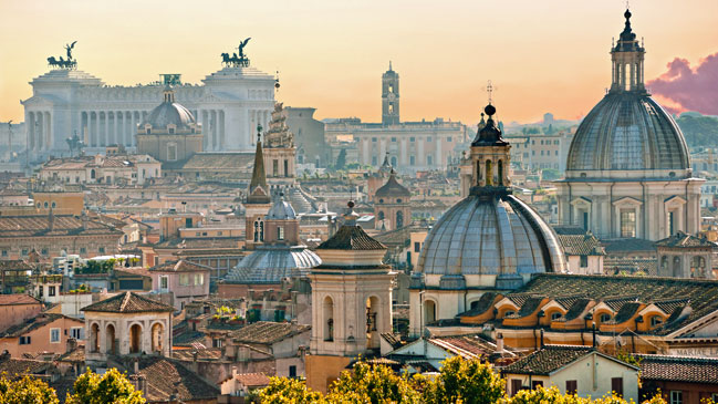Vistas de la Ciudad Eterna, con sus inconfundibles cúpulas y el Altar de la Patria o 'Il Vittoriano' al fondo.