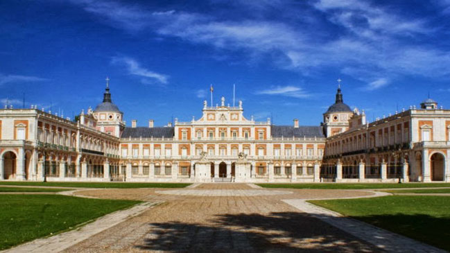 Lugares tan increíbles como el Palacio Real de Aranjuez se encuentran a tiro de piedra de Madrid.