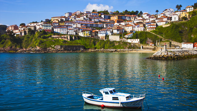 Bahía de Lastres con sus casitas tradicionales y su encanto pesquero.
