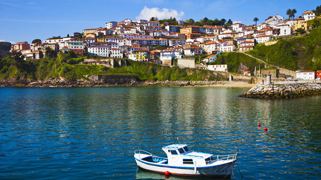 Bahía de Lastres con sus casitas tradicionales y su encanto pesquero.